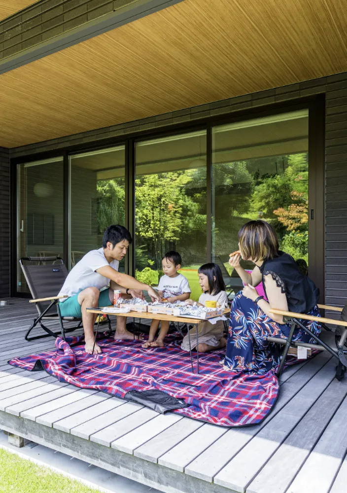 のどかな地に建つモダンな平屋。 家族の笑い声が広がる伸びやかな家