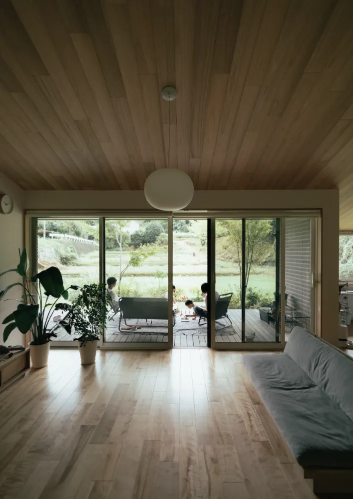 のどかな地に建つモダンな平屋。 家族の笑い声が広がる伸びやかな家