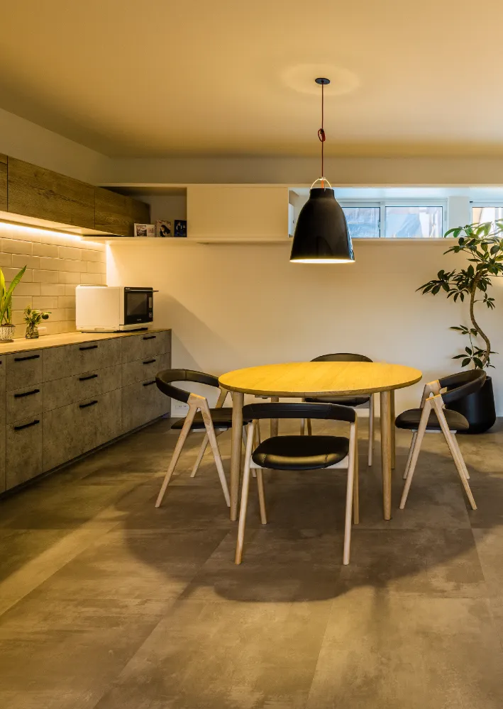 夫婦で広々と使える壁付けのキッチン