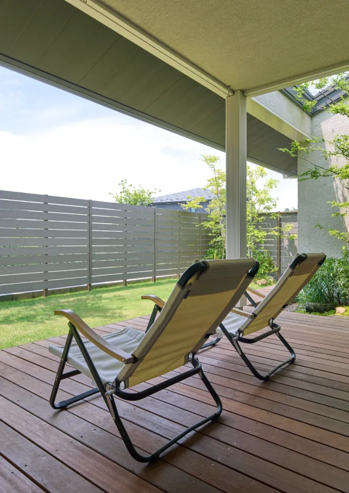 庭やデッキは子どもの遊び場。 とことん趣味を楽しめるおおらかな家