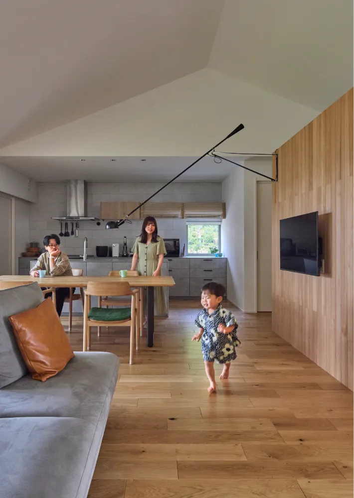 テントのような勾配天井の大空間リビング