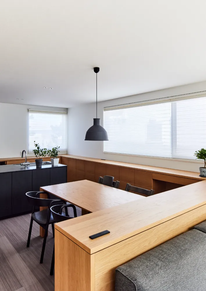 空間をゆるやかに仕切る便利な造作家具