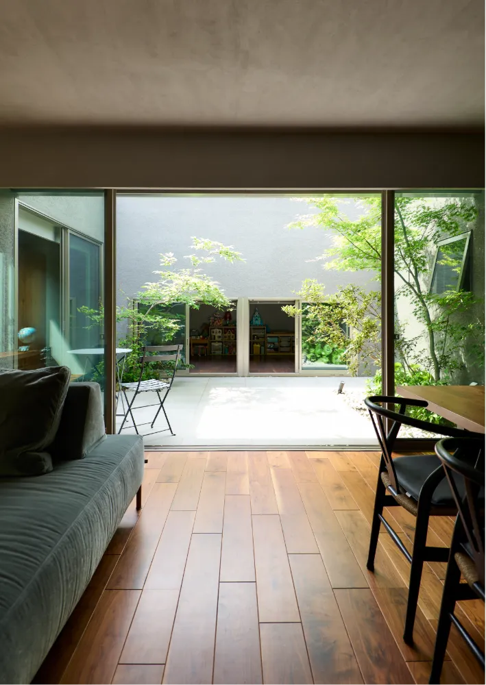 やわらかい光を取り込む中庭。 どこにいても家族の笑顔が見える家