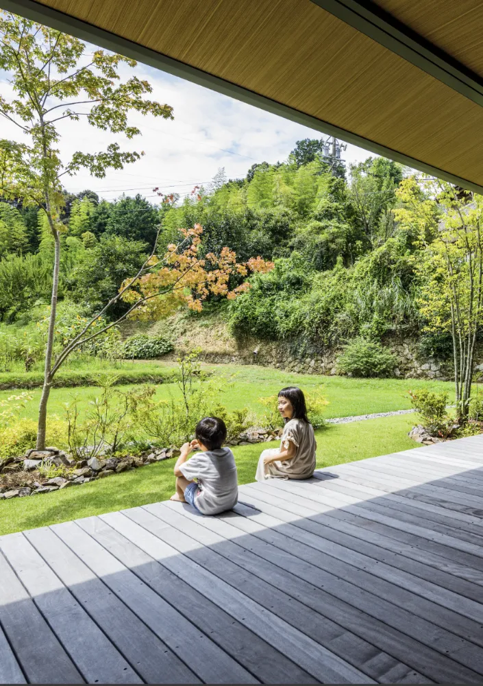 のどかな地に建つモダンな平屋。 家族の笑い声が広がる伸びやかな家