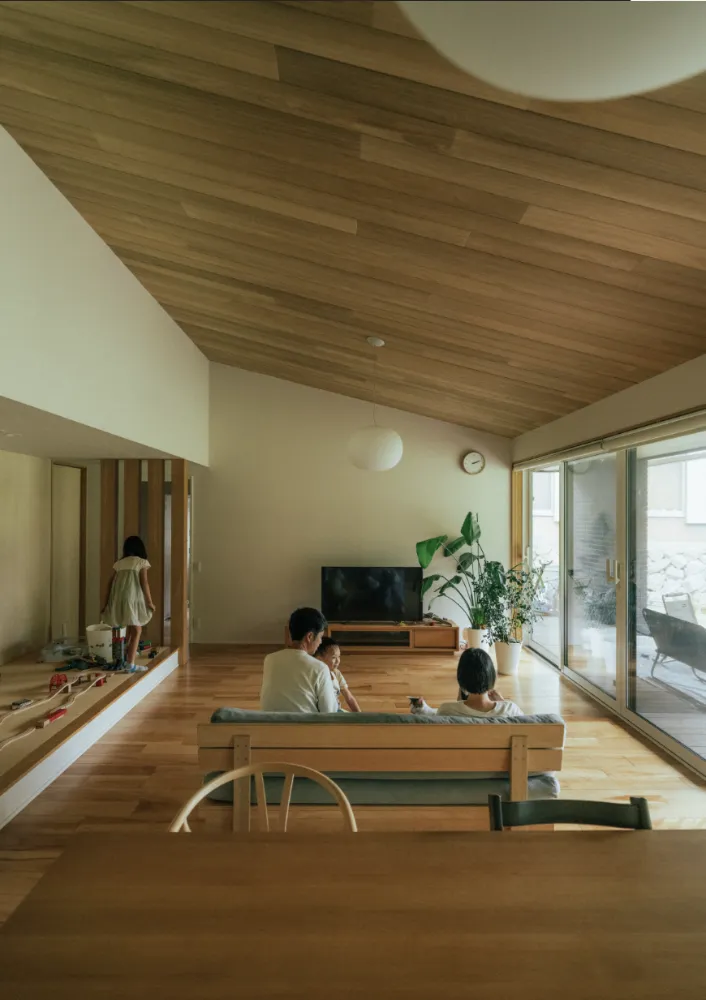 のどかな地に建つモダンな平屋。 家族の笑い声が広がる伸びやかな家