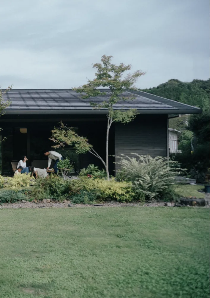 のどかな地に建つモダンな平屋。 家族の笑い声が広がる伸びやかな家