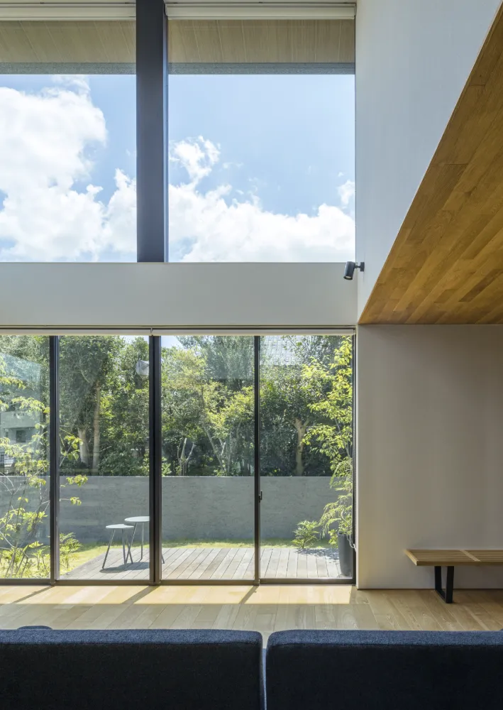 空へとつながるダイナミックな吹き抜け