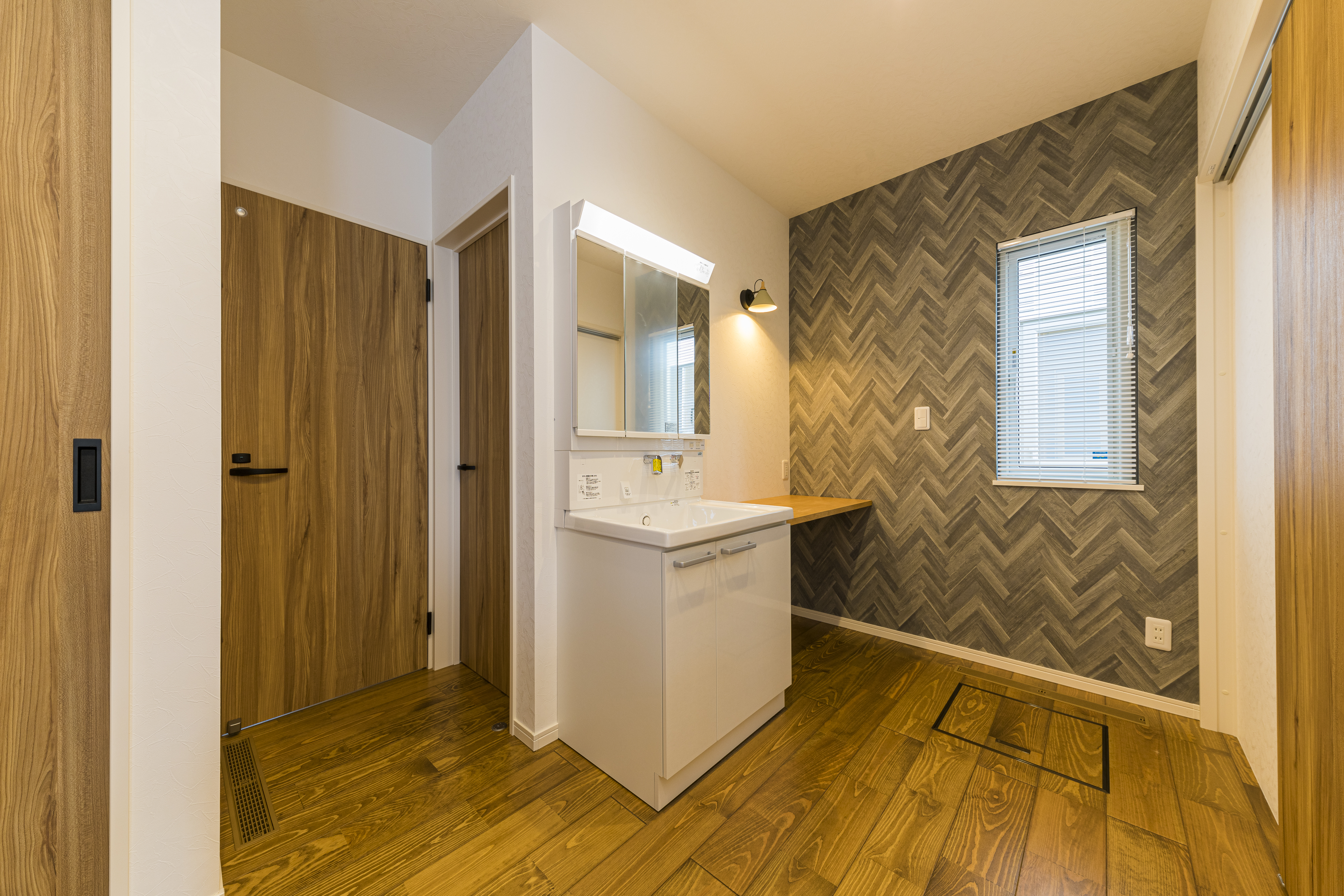 アクセントが映える、スタイリッシュな洗面コーナー