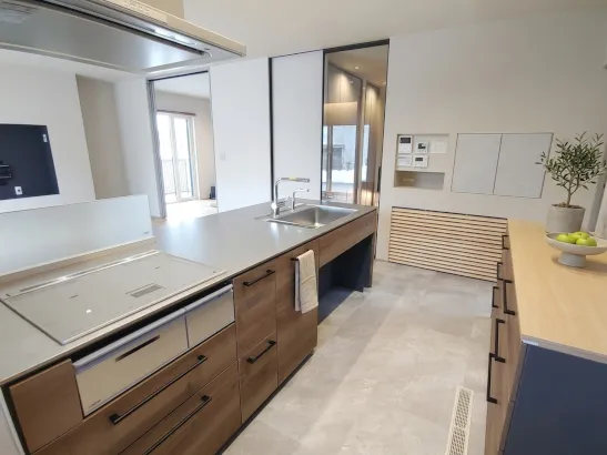 静寂と温もりが紡ぐ、洗練された邸宅