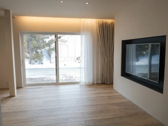 光と質感が織りなす大人のモダンリビング