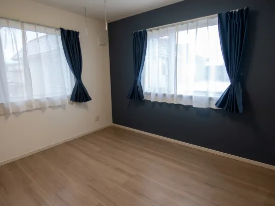 静寂を纏うネイビーの主寝室