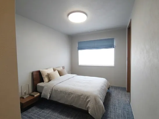 静寂と温もりが紡ぐ、洗練された邸宅