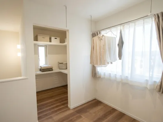 家事ラクを叶える、光あふれるサンルームと大容量納戸