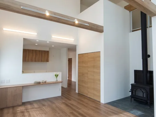 薪ストーブを囲む、吹抜けリビングのある家