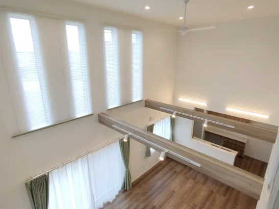 薪ストーブを囲む、吹抜けリビングのある家