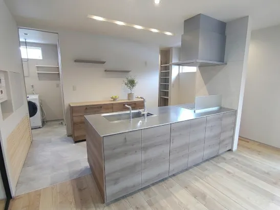 静寂と温もりが紡ぐ、洗練された邸宅