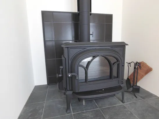 揺らぐ炎に癒やされる、本物志向の薪ストーブのある暮らし