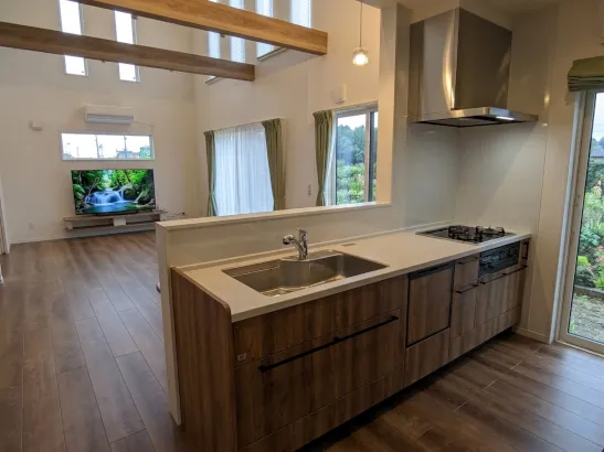 薪ストーブを囲む、吹抜けリビングのある家