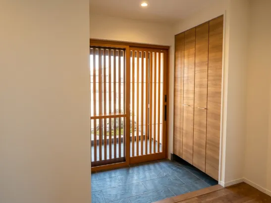 薪ストーブを囲む、吹抜けリビングのある家