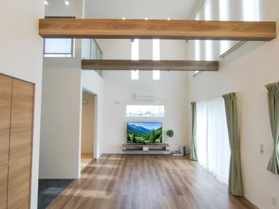 薪ストーブを囲む、吹抜けリビングのある家