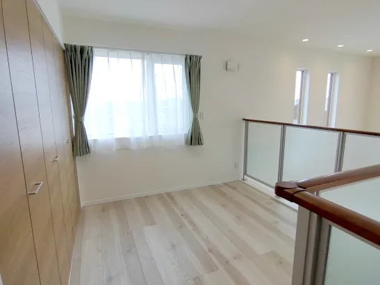 薪ストーブを囲む、吹抜けリビングのある家