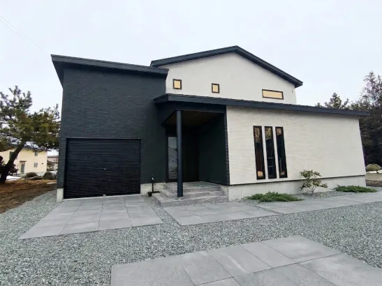 シックなツートンが奏でる、都会的な機能美と温もりの外観デザイン