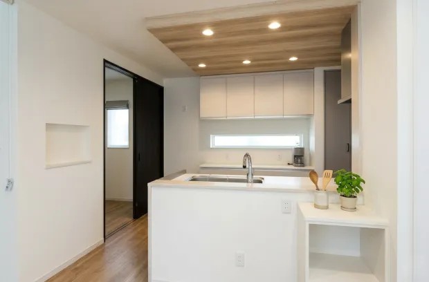 カフェ風の下がり天井キッチン