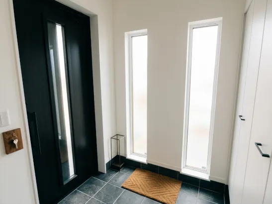 光と影が織りなす、スタイリッシュな迎え入れ